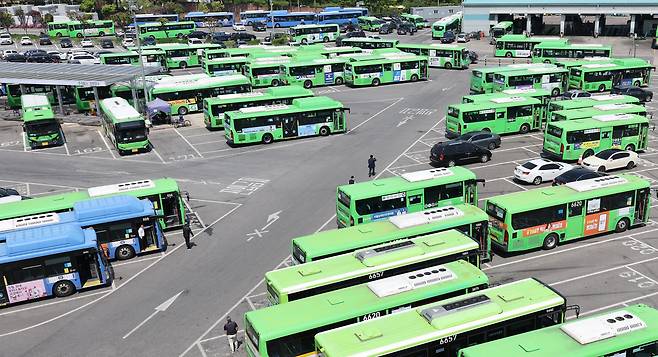 서울시 버스 노동조합이 파업을 예고한 가운데 29일 서울 양천구에 위치한 버스 공영차고지에 운행을 앞둔 버스가 줄지어 주차돼 있다. /뉴스1
