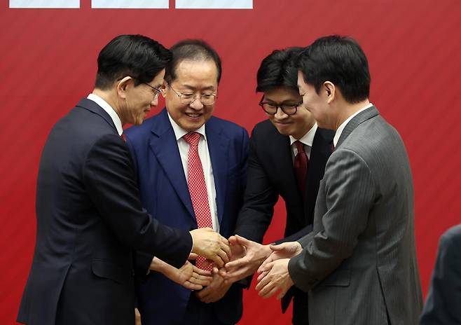 29일 서울 여의도 국민의힘 당사에서 열린 제21대 대통령 후보자 국민의힘 3차 경선 진출자 발표 행사에서 결과 발표 후 후보들이 인사를 나누고 있다. 국회사진취재단