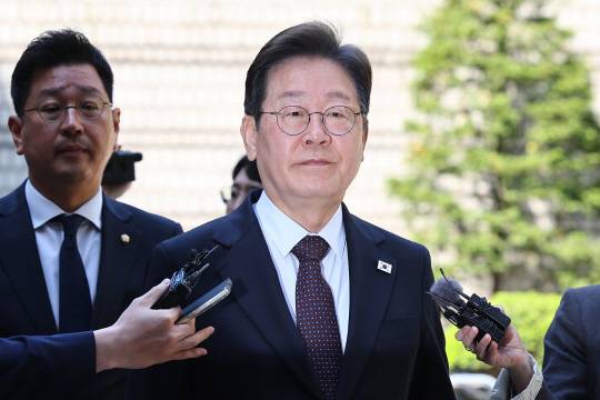 이재명 더불어민주당 제21대 대선후보가 29일 서울 서초구 서울중앙지방법원에서 열린 '대장동 배임ㆍ성남FC 뇌물' 1심 속행 공판에 출석하고 있다.<연합뉴스 사진>