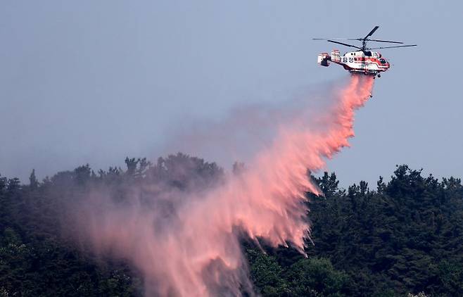대구시 북구 함지산 산불 이틀째인 29일 산불 현장에서 헬기가 진화작업을 하고 있다. 뉴시스