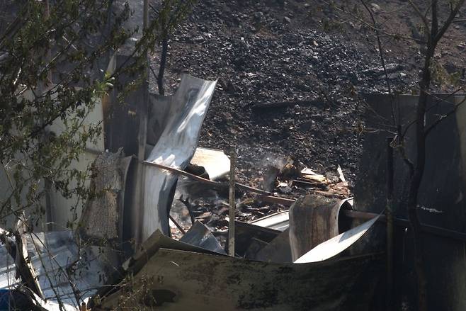 대구시 북구 함지산 산불 이틀째인 29일 인근 마을 주민들의 농막이 검게 타 있다. 뉴스1