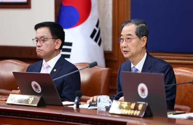 한덕수(오른쪽) 대통령 권한대행 국무총리가 29일 정부서울청사에서 국무회의를 주재하며 발언하고 있다. 뉴시스