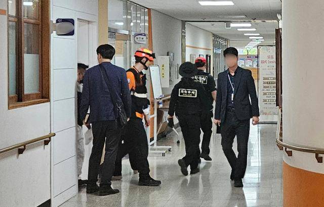 지난 28일 학생 흉기 난동이 발생한 청주의 한 고등학교에서 경찰 등이 사고 상황을 파악하고 있다. 뉴스1