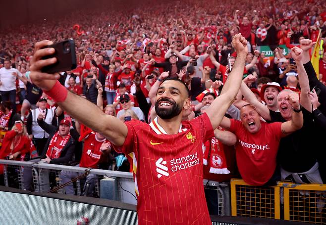 모하메드 살라가 홈 팬들과 셀피를 찍는 모습. 사진=로이터 연합뉴스