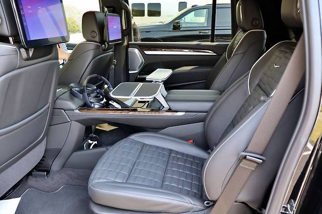 더 뉴 에스컬레이드 2열 실내 / 출처=IT동아