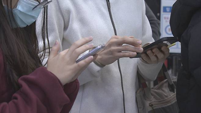 휴대전화 사용 자료사진. (기사 내용과 직접 연관 없음)