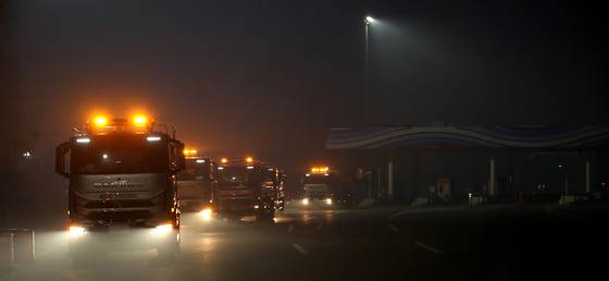 28일 오후 2시 1분쯤 대구 북구 노곡동 함지산에서 시작된 산불이 일몰 시각이 지나도록 꺼지지 않는 가운데 양방향 진출입이 차단된 경부고속도로 북대구나들목(IC)에 연기가 자욱하게 깔려 있다. 뉴스1
