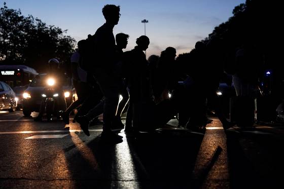 2025년 4월 28일 스페인 마드리드에서 대규모 정전이 발생했다. 길을 건너는 사람들의 모습. 로이터=연합뉴스