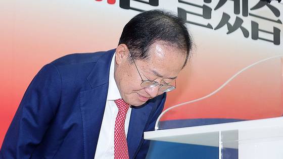 국민의힘 대선 후보 2차 경선에서 탈락한 홍준표 후보가 29일 서울 여의도 대하빌딩 선거 캠프 사무실에서 정계 은퇴 관련 기자회견을 마친 뒤 인사하고 있다.연합뉴스