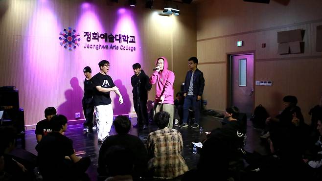 ▲정화예대 명동캠퍼스 백암관에서 실용음악학부 힙합전공 재학생들이 힙합 뮤지션 술제이(SOOL J)와 함께 싸이퍼 공연을 펼치고 있다.
