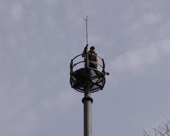지난 3월 15일 서울 중구 한화빌딩 앞 30m 철탑에 오른 김형수 금속노조 거제통영고성조선하청지회장. 금속노조 제공