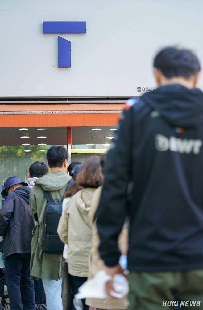 SK텔레콤이 사이버침해 피해를 막기 위해 무료 유심교체를 시작한 28일 서울 영등포구 한 T월드 매장에서 시민들이 줄을 서며 순서를 기다리고 있다. 유희태 기자