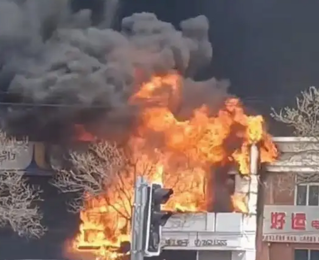 중국 랴오닝성 랴오양시의 한 식당에서 29일 큰 불이 나 화염과 연기가 하늘로 치솟고 있다. 바이두