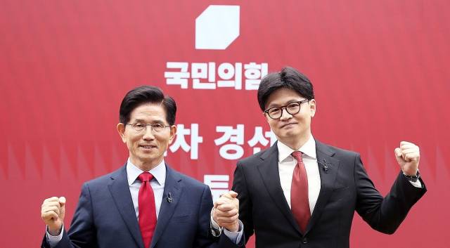 국민의힘 대선 최종 경선에 진출한 김문수(왼쪽)·한동훈 후보. 연합뉴스
