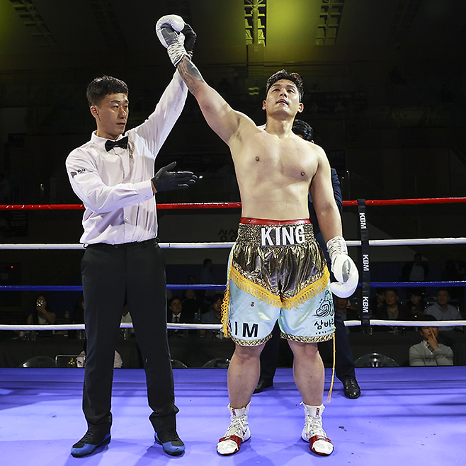 KBM 헤비급 챔피언 김정현이 2025년 4월 경기도 남양주체육문화센터 타이틀 2차 방어전 승리 선언을 받고 있다. 사진=FINAL FLASH 박종혁 기자