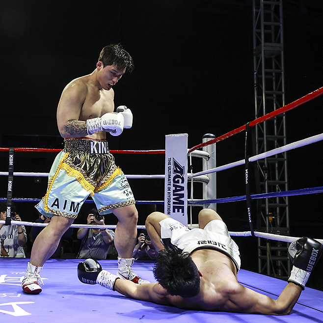 2025년 4월 경기도 남양주체육문화센터 타이틀 2차 방어전에서 도전자 김태광을 다운시킨 KBM 헤비급 챔피언 김정현. 사진=FINAL FLASH 박종혁 기자