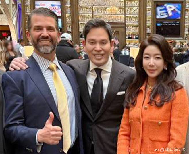 (서울=뉴스1) = 도널드 트럼프 대통령 취임식에 참석하기 위해 지난 18일(현지시간) 미국을 찾은 정용진 신세계그룹 회장과 부인 한지희 씨가 워싱턴에서 트럼프 주니어(왼쪽)와 기념촬영을 하고 있다. (신세계그룹 제공) 2025.1.21/뉴스1 Copyright (C) 뉴스1. All rights reserved. 무단 전재 및 재배포, AI학습 이용 금지. /사진=(서울=뉴스1)