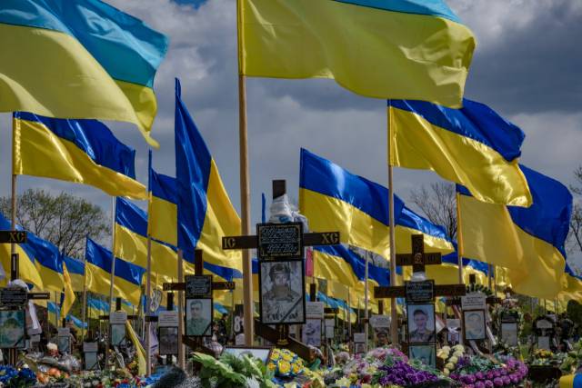 ▲27일(현지시간) 우크라이나 동부 도네츠크 지역 크라마토르스크 한 묘지에서 우크라이나 국기가 펄럭이고 있다. ⓒEPA=연합뉴스