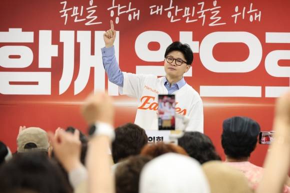 막판 총력전 - 한동훈 후보가 대전시당을 찾아 프로야구 한화 이글스의 유니폼을 입은 채 당원 간담회를 진행하고 있다. 대전 연합뉴스