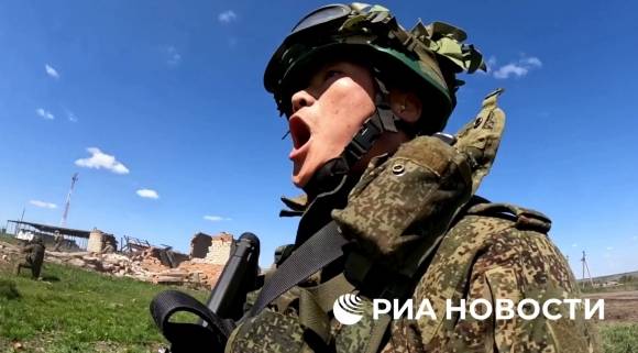 29일(현지시간) 러시아 관영 리아 노보스티 통신은 “러시아군과 북한군 합동 전투 작전 영상”이라며 64초짜리 시각 자료를 공개했다. 통신은 이어 “북한군이 우크라이나군으로부터 쿠르스크 수잔스키 지역을 해방하는 작전에 참여했다”라고 전했다. 사진은 관련 영상 일부. 2025.4.29 리아 노보스티