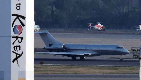 도널드 트럼프 미국 대통령의 장남 트럼프 주니어가 탑승한 항공기가 29일 서울 강서구 김포공항에 착륙하고 있다. 정용진 신세계그룹 회장의 초청으로 한국을 찾는 트럼프 주니어는 국내 주요 대기업 총수와 개별 면담을 가질 예정이다. 2025.4.29 연합뉴스