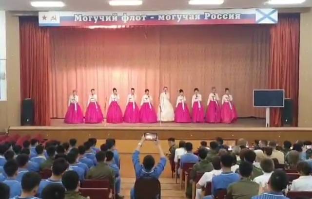 불가리아 매체 Faktibg에 보도된 러시아 파병 북한군 대상 위문 공연 모습. Faktibg 기사 캡처