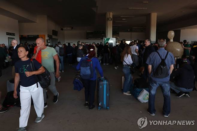 암흑에 잠긴 기차역 (마드리드 AFP=연합뉴스) 28일(현지시간) 마드리드 시내의 한 기차역이 정전으로 불이 꺼져 있다. 2025.04.29