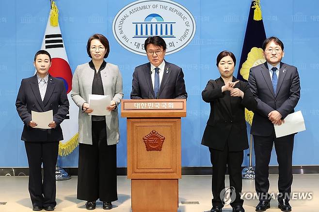 조국혁신당 '행정수도 특별법' 당론 발의 (서울=연합뉴스) 김주성 기자 = 조국혁신당 황운하 원내대표가 29일 서울 여의도 국회 소통관에서 당론으로 발의한 '행정수도 건설을 위한 특별법'에 대해 설명하고 있다.
왼쪽부터 조국혁신당 김재원·백선희·황운하·차규근 의원. 2025.4.29 utzza@yna.co.kr
