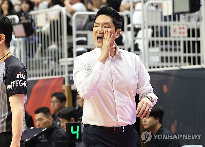 작전 지시하는 전희철 감독 (수원=연합뉴스) 홍기원 기자 = 29일 경기도 수원KT소닉붐아레나에서 열린 프로농구 4강 플레이오프 4차전 수원 KT 소닉붐과 서울 SK 나이츠의 경기. SK 전희철 감독이 작전을 지시하고 있다. 2025.4.29 xanadu@yna.co.kr