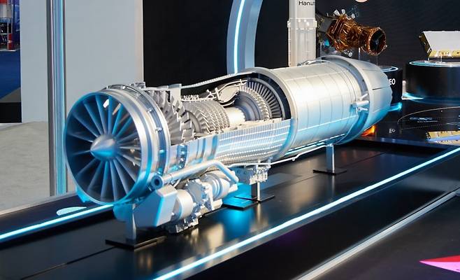 한화에어로스페이스가 선보인 KF21 전투기 엔진 모형