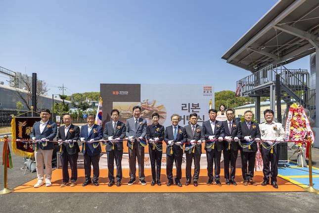 김정수 삼양식품 부회장(왼쪽에서 여섯 번째)과 김동찬 삼양식품 대표이사, 김경동 삼양제분 대표이사를 비롯해 원강수 원주시장, 김학배 원주시의회 산업경제위원장, 송기헌 국회의원, 최재민 강원도의원, 박길선 강원도의원 등이 지난 29일 열린 삼양제분 원주 정제공장 준공식에 참석했다. / 사진=삼양라운드스퀘어