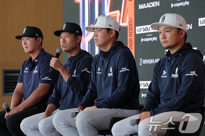 리브 골프 코리아에 나서는 '아이언 헤드 GC'의 (왼쪽부터)대니 리, 케빈 나, 장유빈, 고즈마 지니치로가 30일 오전 인천 연수구 잭니클라우스 골프클럽 미디어센터에서 기자회견을 하고 있다. 2025.4.30/뉴스1 ⓒ News1 박정호 기자
