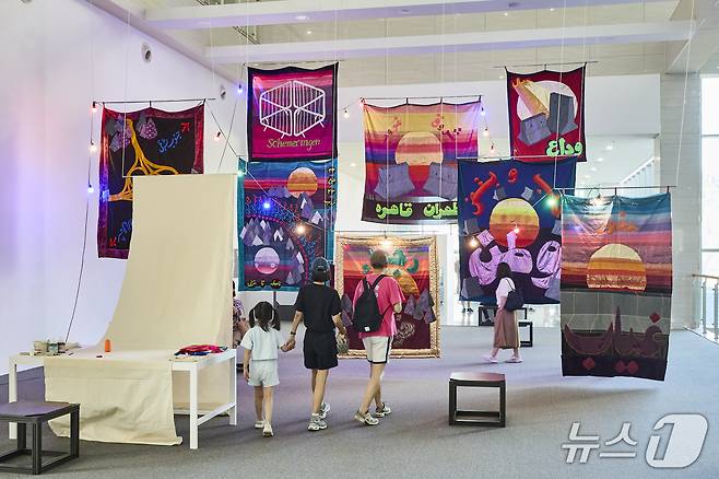 지난해 열린 2024부산비엔날레 방문객들이 전시회를 관람하고 있다.(부산비엔날레조직위원회 제공. 재판매 및 DB 금지)