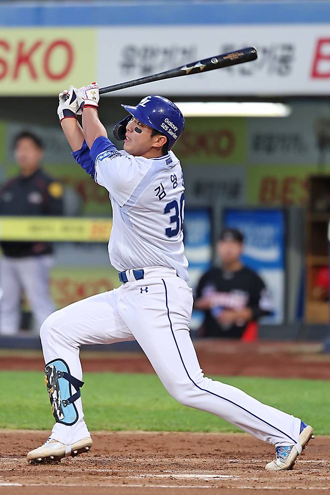 삼성 김영웅이 23일 대구삼성라이온즈파크에서 열린 2025 KBO리그 KIA전에서 2회말 투런포를 때리고 있다. 사진 | 삼성 라이온즈