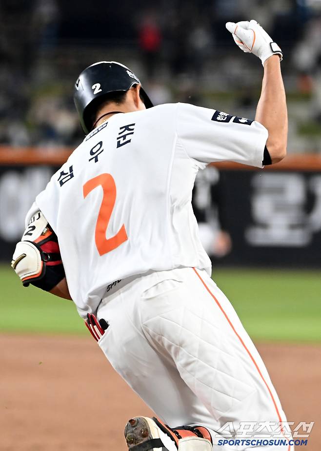 이적 후 날린 첫 홈런, 1루 베이스를 도는 심우준이 주먹을 불끈 쥐며 환호했다