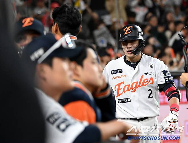 더그아웃으로 돌아온 심우준, 그런데 반응이 왜 이래?