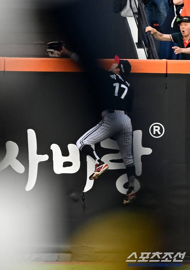 30일 대전한화생명볼파크에서 열린 LG와 한화의 경기, 2회말 무사 1루 LG 중견수 박해민이 한화 채은성의 홈런성 타구를 잡아내고 있다. 대전=허상욱 기자wook@sportschosun.comm/2025.04.30/