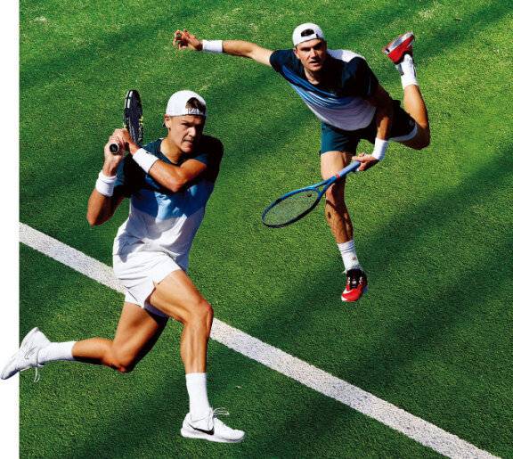 지난 4월 BNP 파리바 오픈 결승전에 똑같은 나이키 유니폼을 입고 출전한 잭 드레이퍼(위)와 홀거 루네.