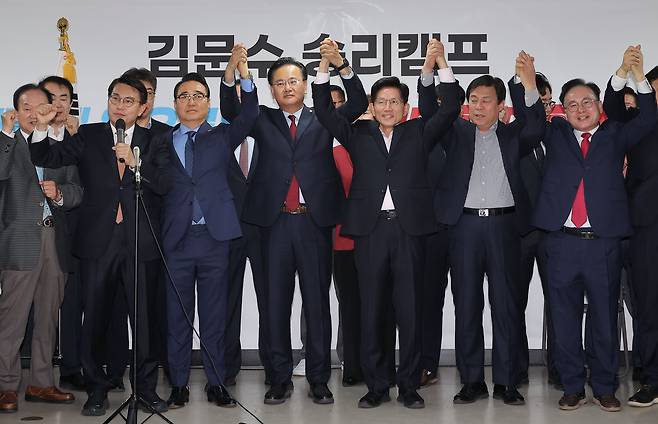 김문수 국민의힘 제21대 대통령 선거 경선 후보가 30일 서울 여의도 대하빌딩 후보 캠프 사무실에서 지지 선언을 위해 찾은 홍준표 전 대구시장 경선 캠프 소속 의원들과 함께 손을 맞잡고 있다. /연합뉴스