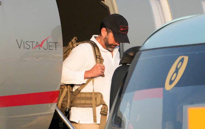 도널드 트럼프 미국 대통령의 장남 트럼프 주니어가 지난 29일 서울 강서구 김포공항에 도착, 전용기에서 내리고 있다. /뉴스1