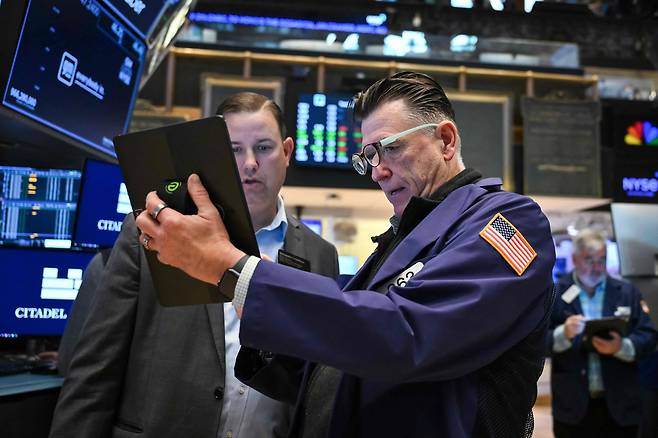 지난 29일(현지 시각) 뉴욕증권거래소(NYSE)에서 트레이더들이 일하고 있다. /AFP 연합뉴스