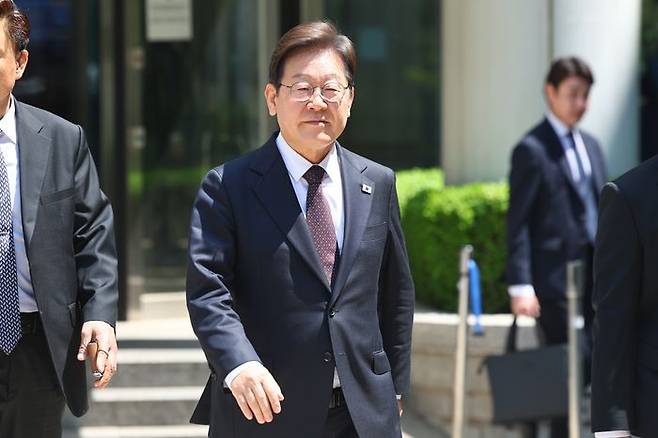 이재명 더불어민주당 대선 후보가 29일 서울 서초구 서울중앙지방법원에서 열린 '대장동 배임·성남FC 뇌물' 1심 속행 공판이 끝난 뒤 법원을 나서고 있다. ⓒ연합뉴스