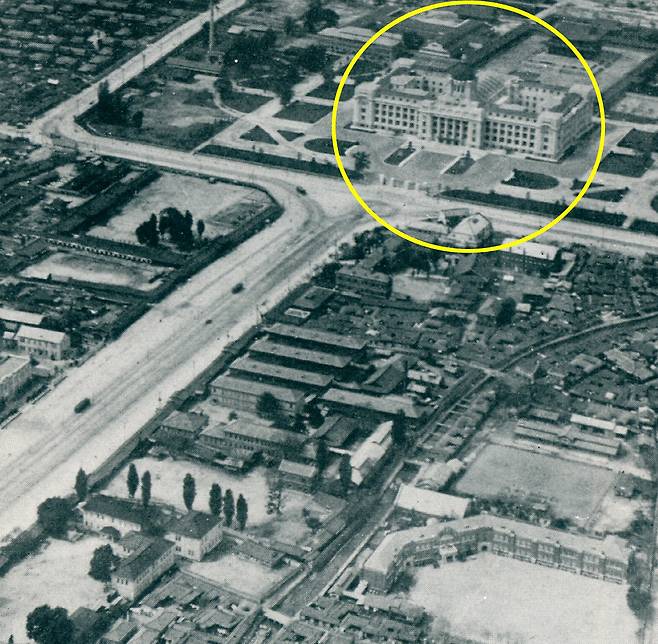 총독부 청사(노란 동그라미)는 현 세종대로를 한눈에 내다볼 수 있는 곳에 위치했다.