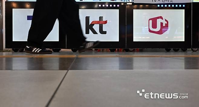 SK텔레콤이 유심 무상 교체 서비스를 시작한 지난 28일 약 3만 4천명이 다른 이동통신사에 가입하는 등 해킹사태으로 인한 가입자 이탈이 이어지고 있다. 사진은 29일 서울 강남구의 한 휴대폰 매장 모습. 이동근기자 foto@etnews.com