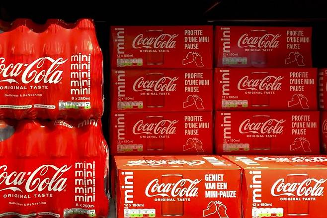 다이어트 콕을 즐기는 도널드 트럼프 미국 대통령에 대한 반감으로 덴마크, 멕시코, 회교 국가 등에서 코카콜라 매출이 타격을 입고 있는 것으로 29일(현지시간) 확인됐다. 사진은 1월 28일(현지시간) 벨기에 안트워프 슈퍼마켓에 진열된 코카콜라. AP 뉴시스