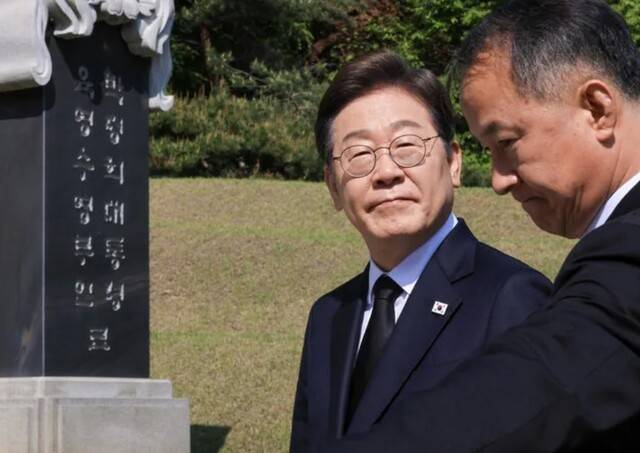 이재명 더불어민주당 대선 후보가 28일 서울 동작구 국립서울현충원 고 박정희 전 대통령 묘역을 찾아 참배하고 있다. 공동취재사진단