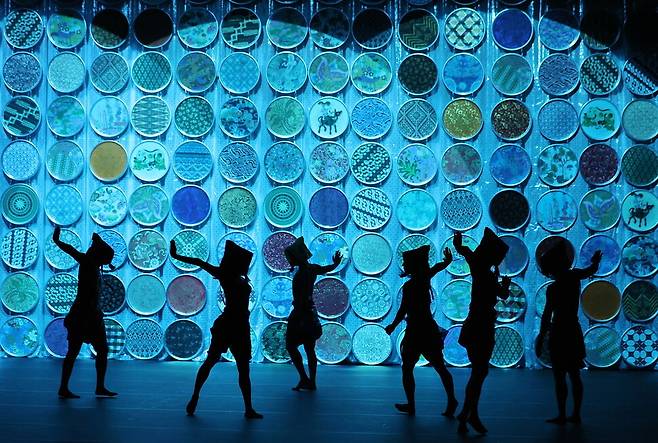 무용가 안은미와 장영규 음악감독이 합을 맞춘 신작 ‘동방미래특급’ 시연 장면. 연합뉴스