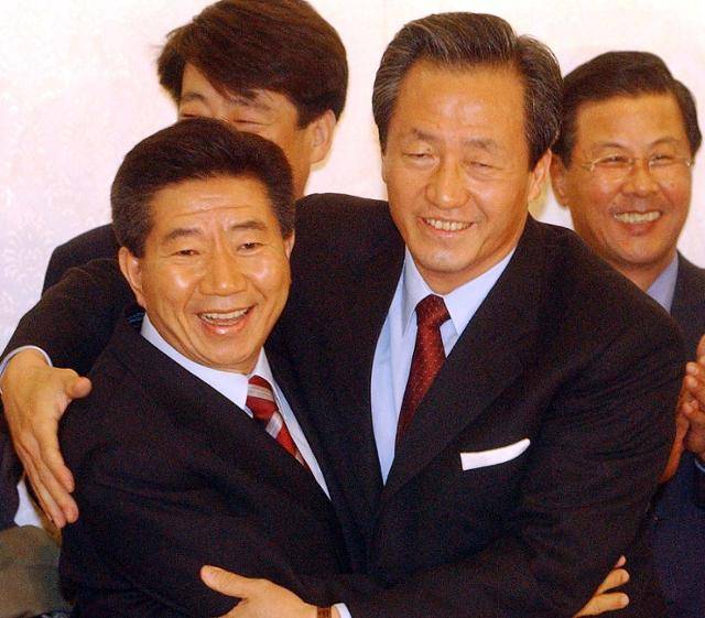 노무현 민주당 후보와 정몽준 국민통합21 후보가 2002년 11월 16일 국민여론조사에 의한 후보단일화에 전격 합의한 뒤 활짝 웃으며 얼싸안고 있다. 한국일보 자료사진