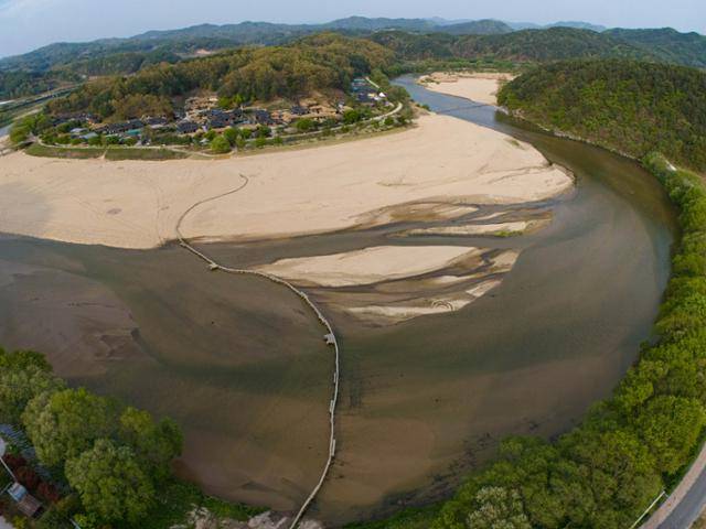 무섬마을을 외부와 이어주는 외나무다리가 'S'자로 가느다랗게 굽어 있다.