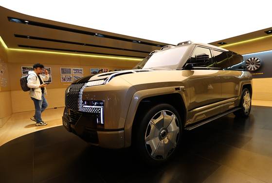 지난 4월 25일 상하이모터쇼에서 BYD의 고급브랜드 '양왕'이 공개한 초대형 플러그인하이브리드 SUV 'U8L'차량. 연합뉴스